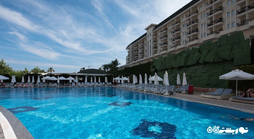 نمای استخر روباز هتل